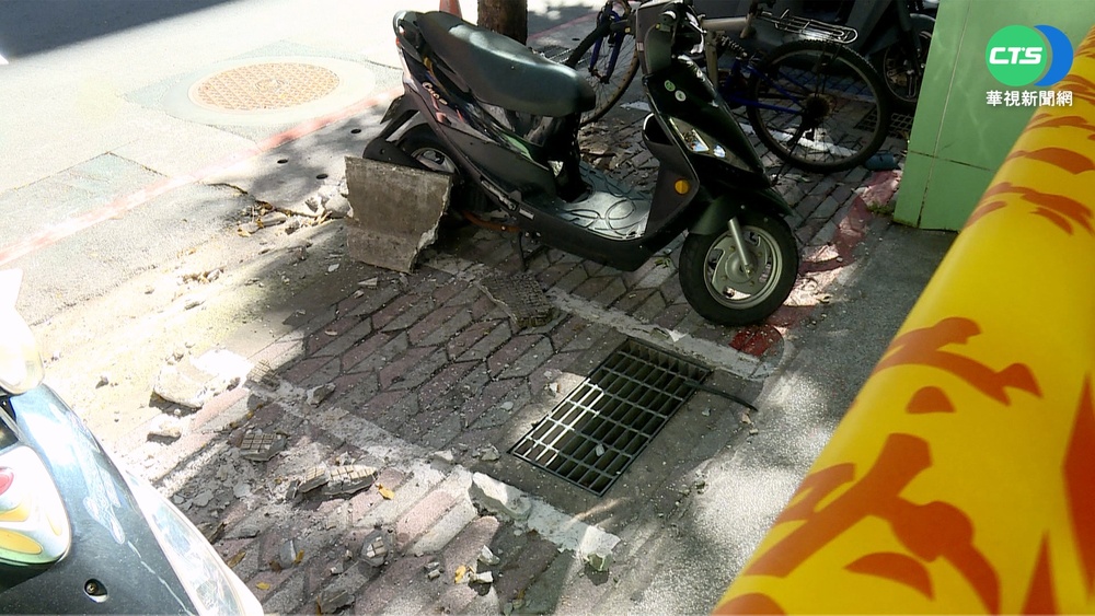 新北永和下磁磚雨! 老公寓外牆剝落砸3車