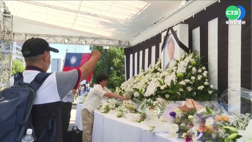 悼安倍湧入大批獻花人潮 現場見"中華民國國旗"