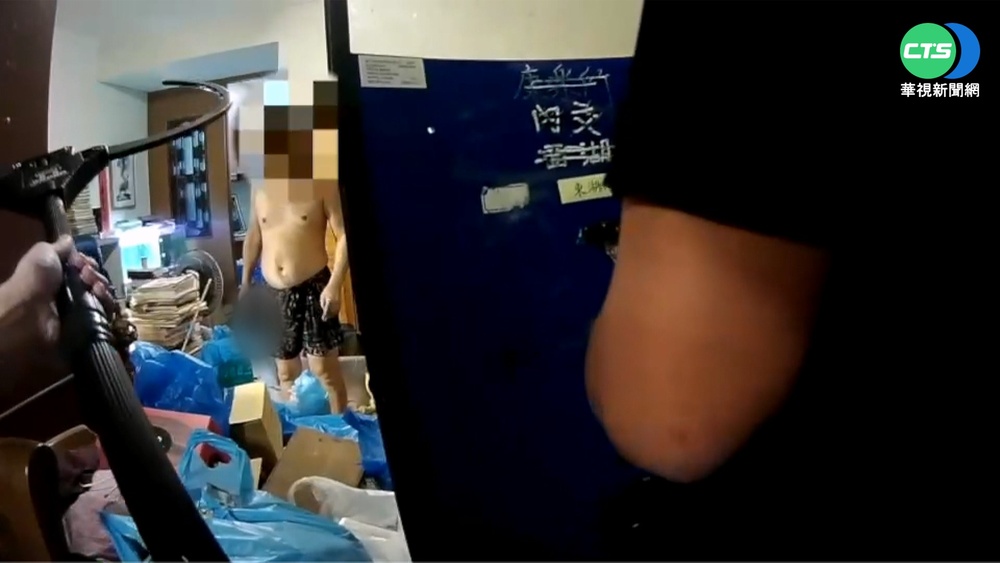 男持開山刀揮舞 警持盾牌.抓捕器壓制