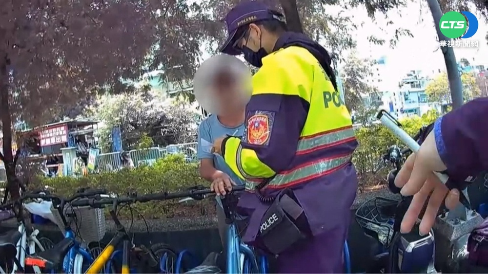 "終於等到你!" 六旬夫妻撿包等1小時還失主