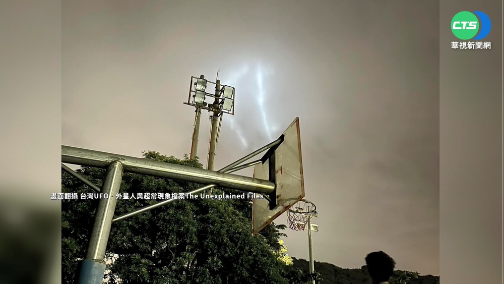 外星人來了? 高雄夜空現神秘"藍光門"