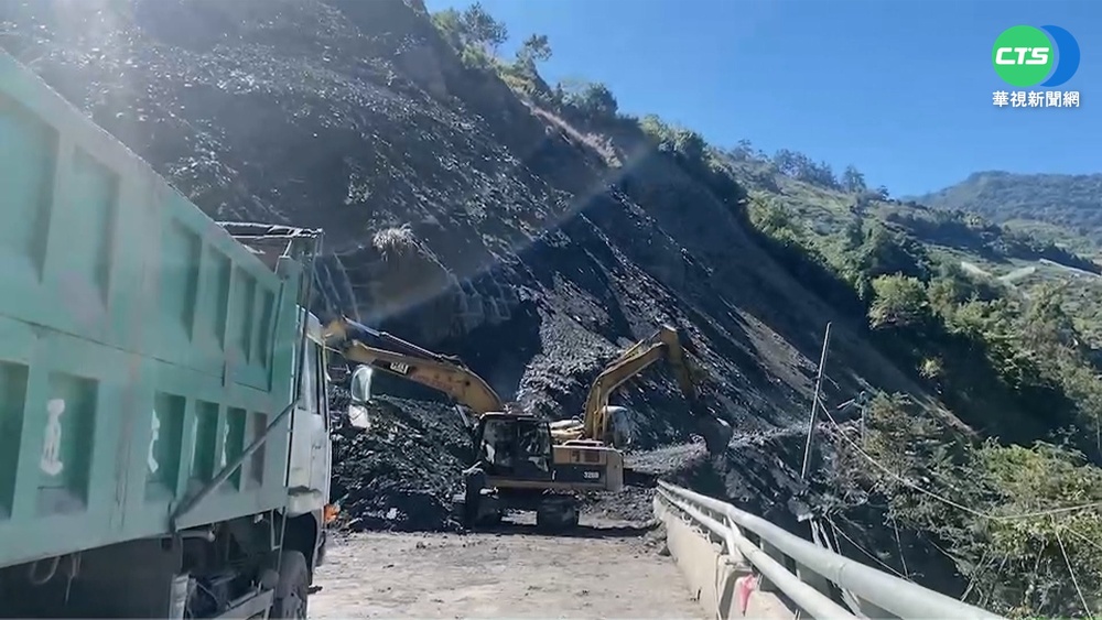 中橫又坍方 落石砸壞救護車 患者幸無傷