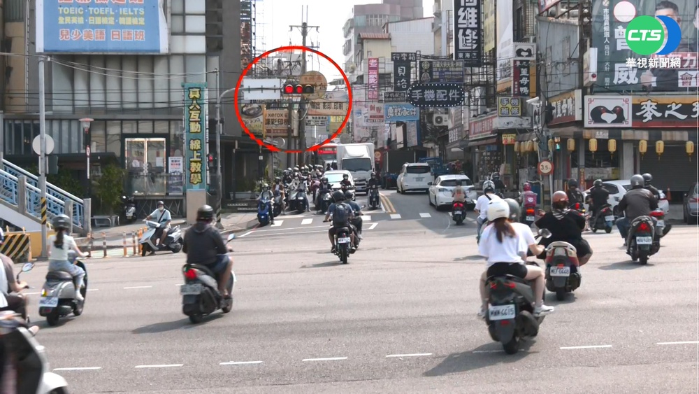 待轉號誌在後方 騎士產生"集體闖紅燈"錯覺