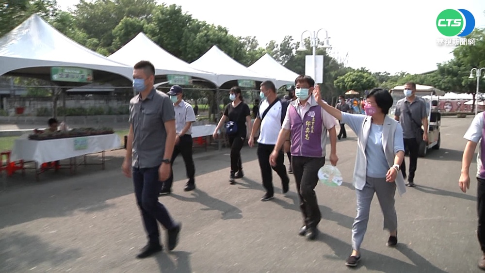 彰縣長王惠美跑攤遇男揮鐮刀 隨扈急壓制