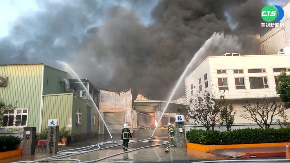 苗栗塑膠廠清晨大火 全面燃燒黑煙竄天