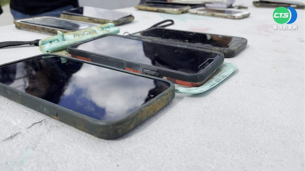 波士頓小哥約會下水找失物 撈到11支手機