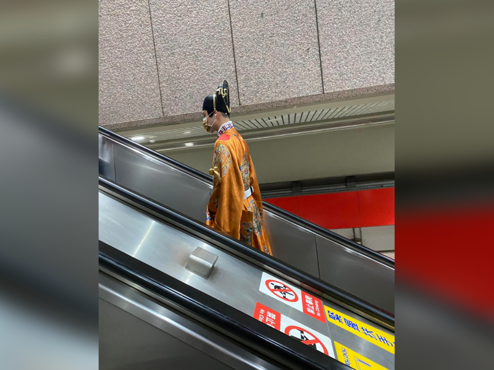 剛從故宮退朝！白晝之夜見「皇帝」搭捷運手扶梯