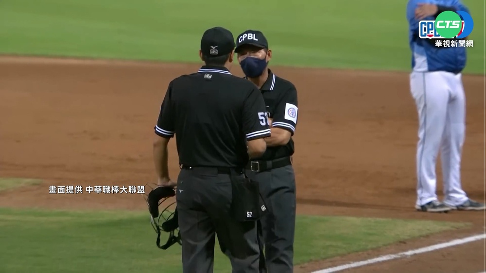 超罕見犯規! 張進德用面罩攔截球害失分