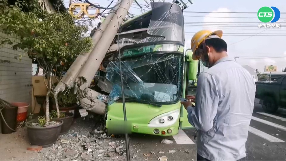 駕駛長打瞌睡 嘉義統聯客運自撞電桿