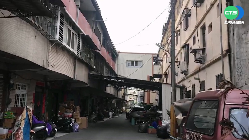 彰化巷弄"詭異空中步道" 鐵皮搭建緊鄰2屋
