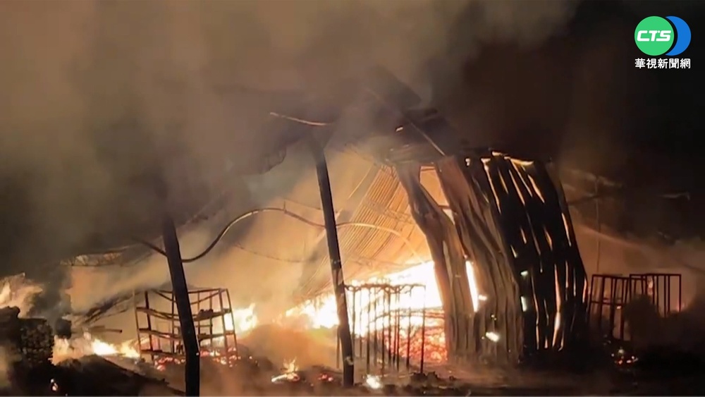 家具木材工廠凌晨大火! 上百坪鐵皮倉庫狂燒