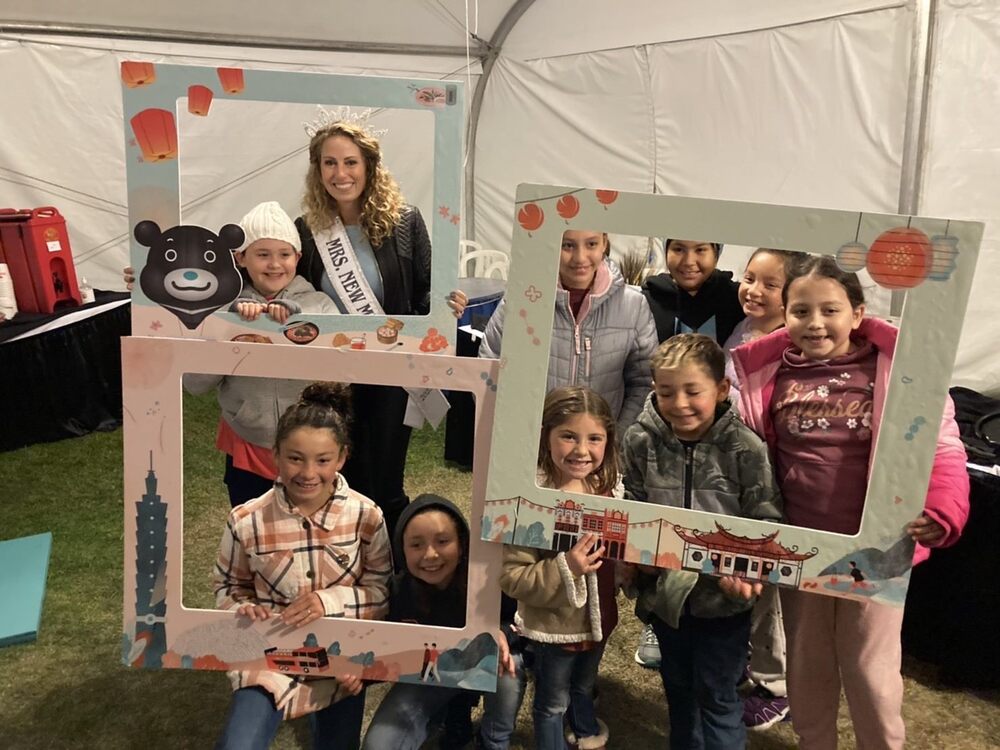 新任新墨西哥州小姐Catherine Czaja與阿布奎基市小朋友在台北館媒體招待會體驗活動 / 圖文來源 台北市政府觀傳局