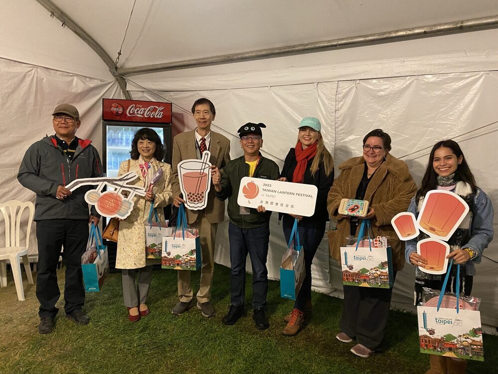 沈永華專門委員(中)、阿布奎基市觀光局代表(右二)、阿布奎基市經濟發展局副局長(右一)參加台北館媒體招待會 / 圖文來源 台北市政府觀傳局