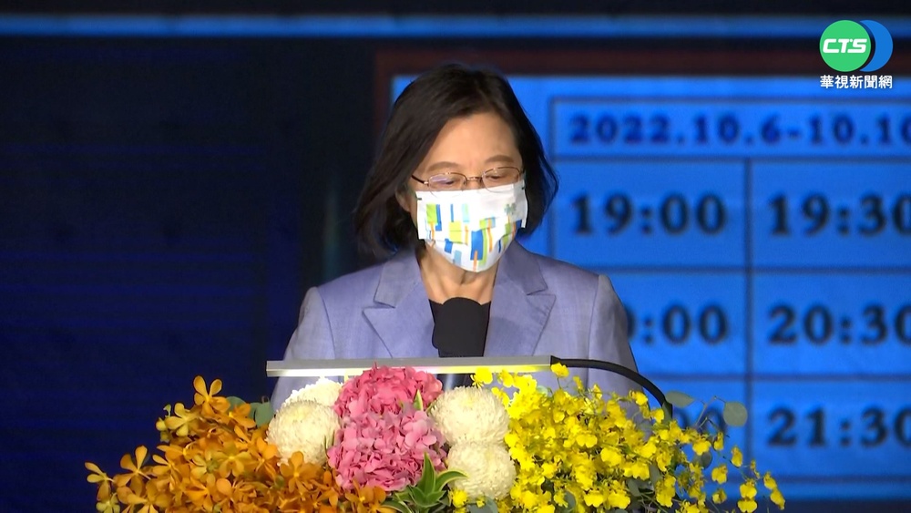 國慶光雕秀點燈 總統府變身"寶島戲院"