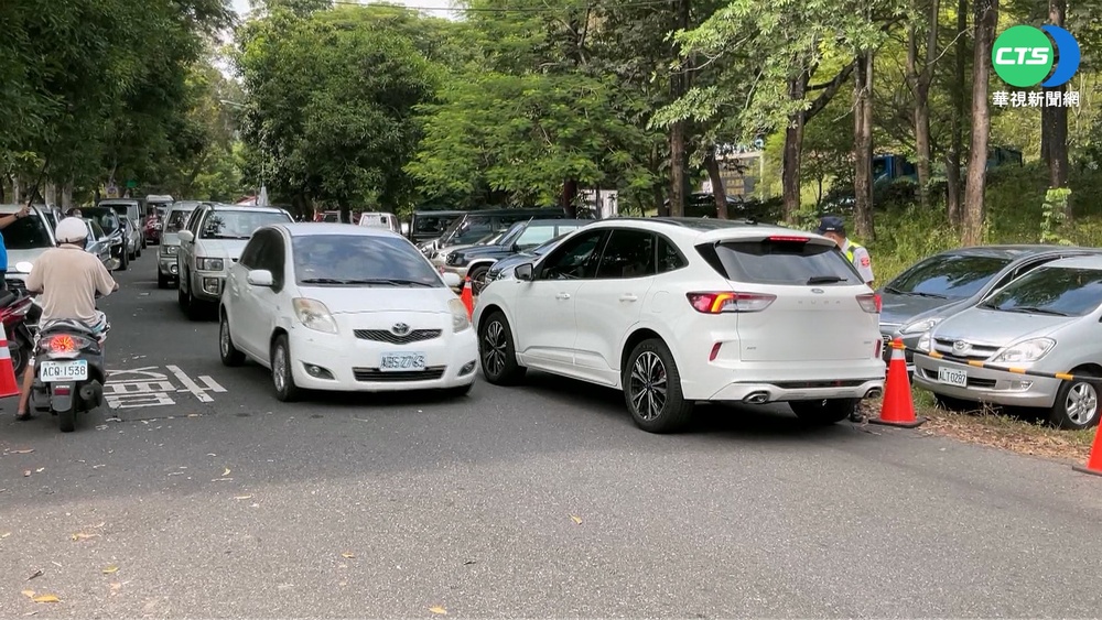 茶博會首日遇連假 人潮爆滿交通亂象頻傳