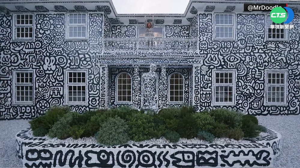 英國藝術家圓兒時夢! 黑色卡通塗鴉畫滿屋