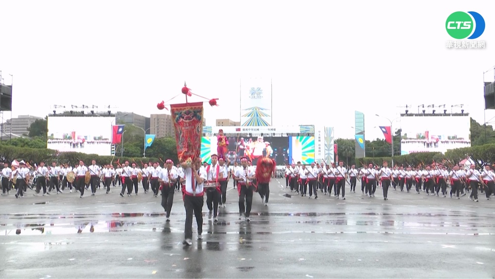 台南3陣頭聯合展武藝 百歲教練劈腿送祝福