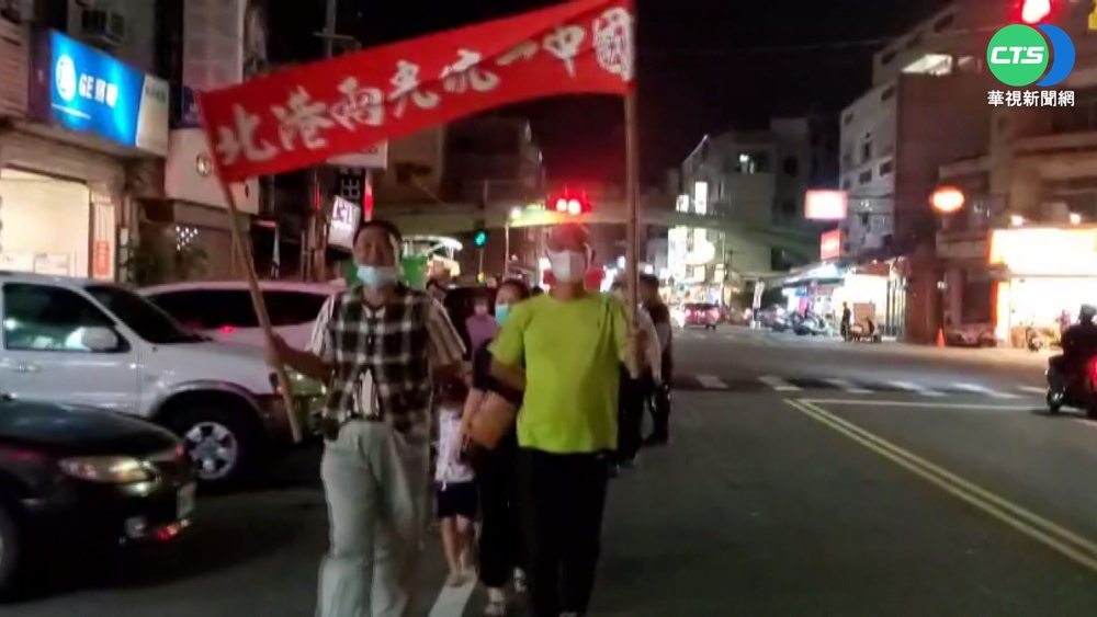 北港另類國慶 民眾提燈踩街舉標語唱軍歌