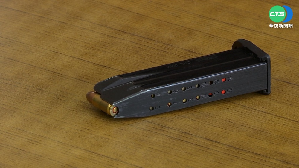 警執勤忘帶槍 同仁代領清槍忘卸彈匣誤擊發