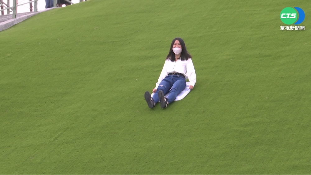 女童公園滑草遭撞翻 家長:一句道歉都沒說