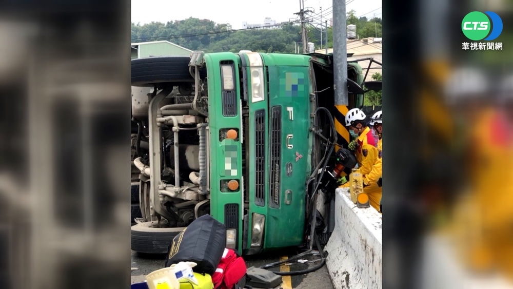碰!曳引車撞分隔島翻覆 砂石散落對向車道