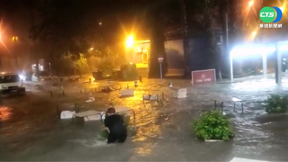 西班牙東部自治區暴雨 餐桌椅水上漂