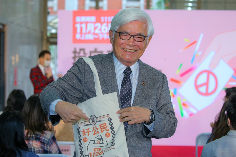 好公民站出來！18歲公民權公投 中選會送你「好公民包」