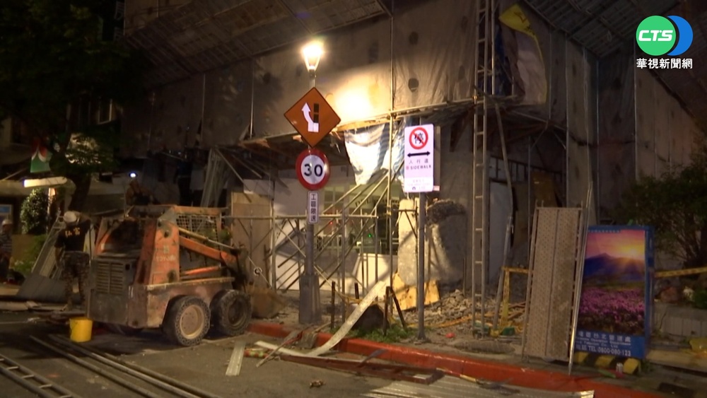 社區大樓外牆拉皮鷹架掉落! 巨響嚇壞民眾