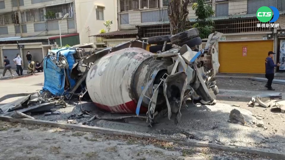 預拌混凝土車衝破護欄墜陸橋 釀1死2傷