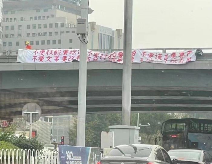 掛抗議布條嗆習 王丹稱「當代坦克人」 矢板：向英雄致敬