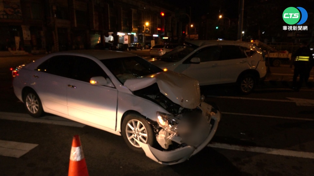台中路口2車衝撞翻車! 無酒駕6傷送醫
