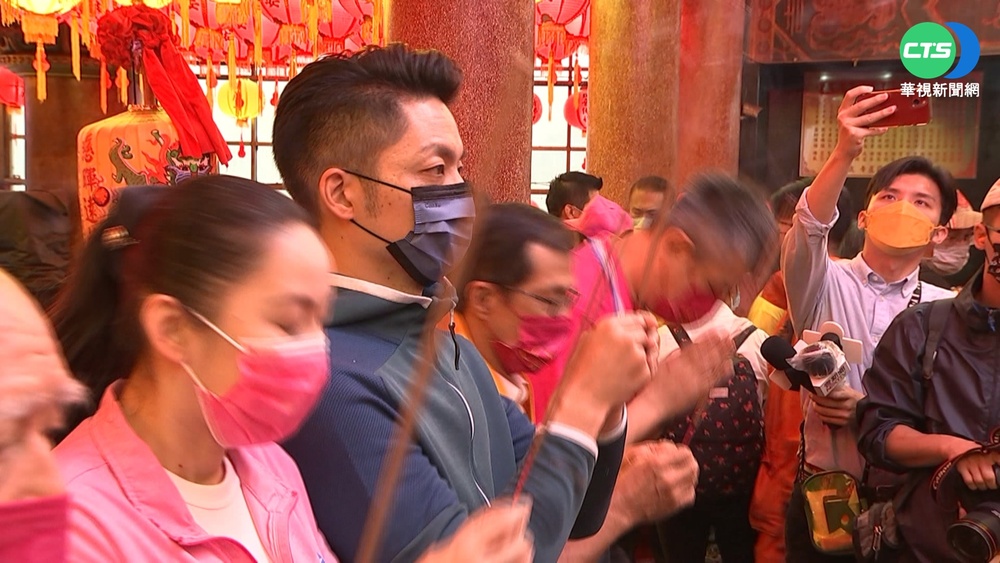 藍綠白葫蘆寺參拜 蔣萬安先走.珊陳互動冷