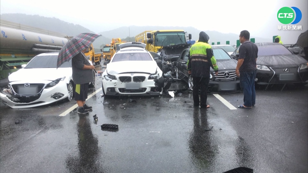 國3關西北上路段 10車連環撞.外線封閉