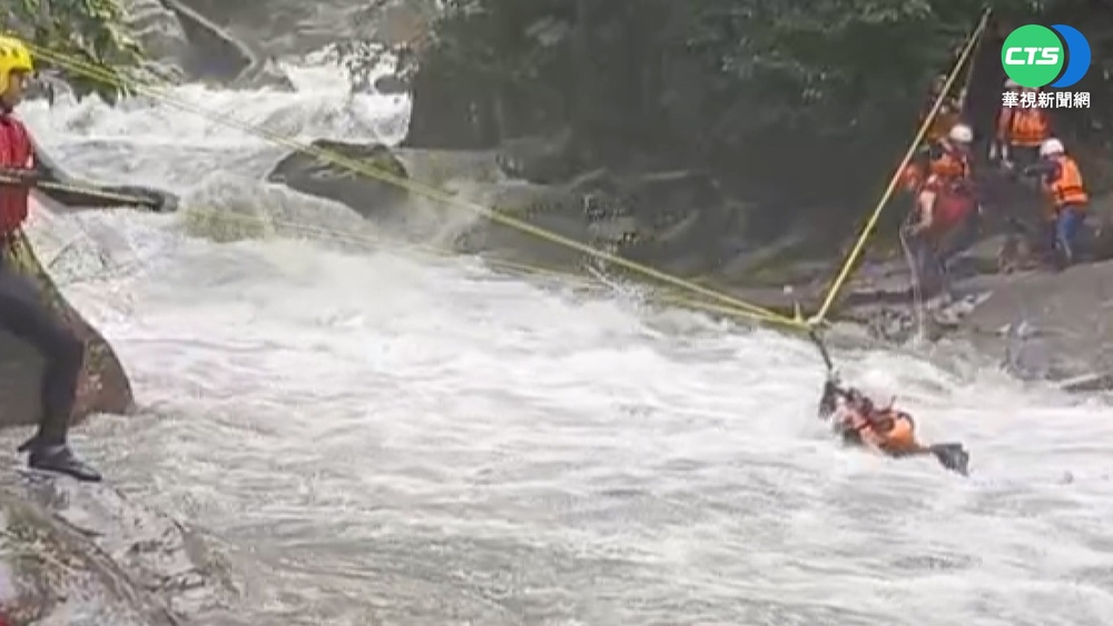 宜蘭金岳瀑布溪水暴漲 9人驚險脫困