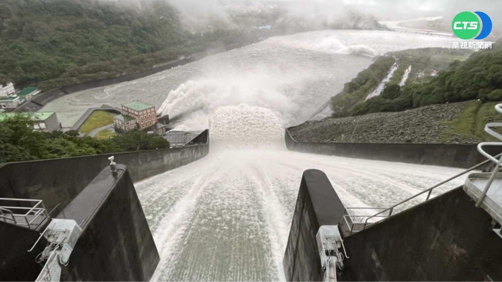 尼莎灌雨!石門水庫超過滿水位 今晨洩洪