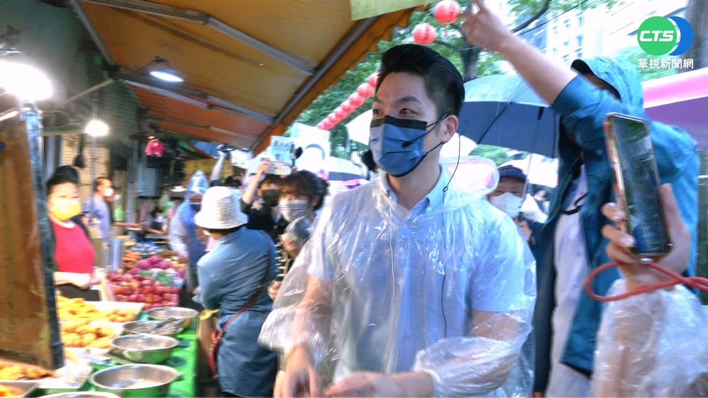 台北市豪雨不停 "藍綠白"風雨無阻跑行程