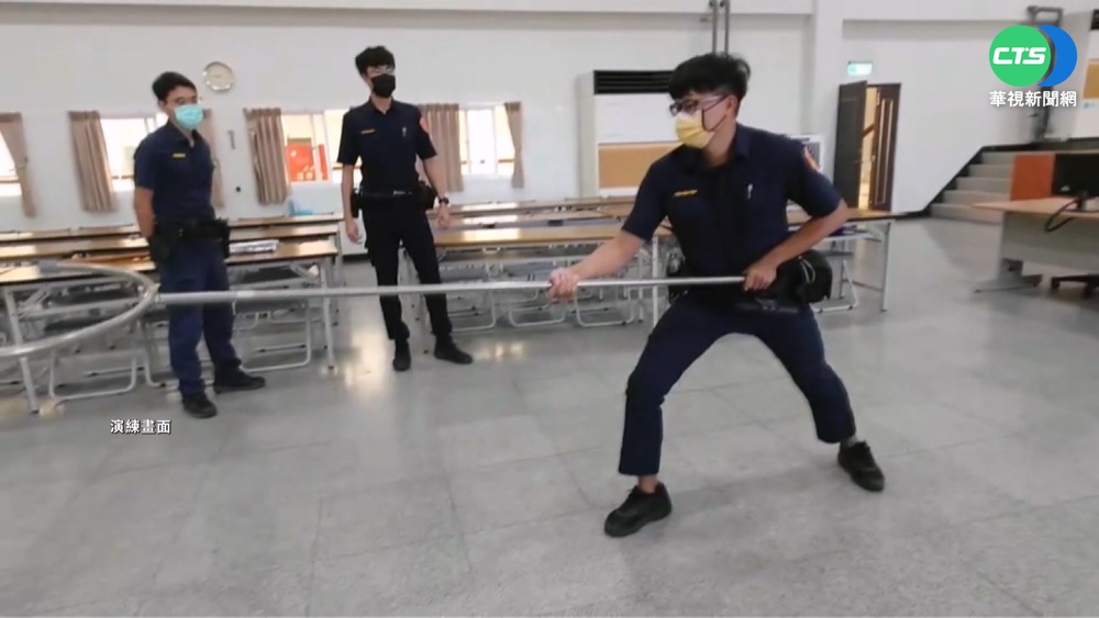 保護員警執勤安全 "月牙棒"避近身接觸新利器