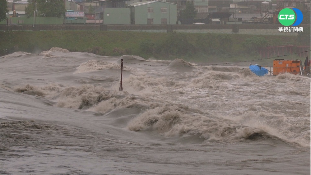 新店碧潭大橋水勢急 波濤洶湧民眾心驚