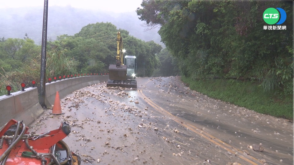 陽金公路兩度土石流阻路 冒雨搶修已雙向通車