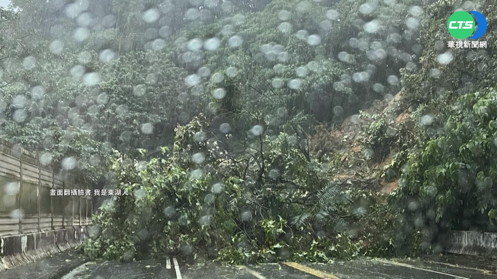 台北內湖"康樂隧道"土石崩落 雙向無法通行