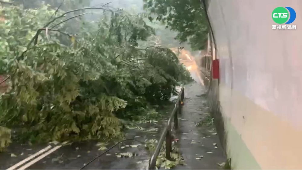內湖康樂隧道土石崩落! 雙向道路無法通行