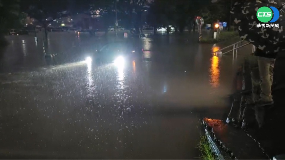雨彈狂炸! 士林河堤淹水 民眾愛車慘滅頂