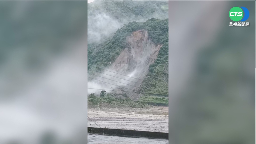 台7線山壁崩塌 土石挾樹滑落!樂水村民直擊
