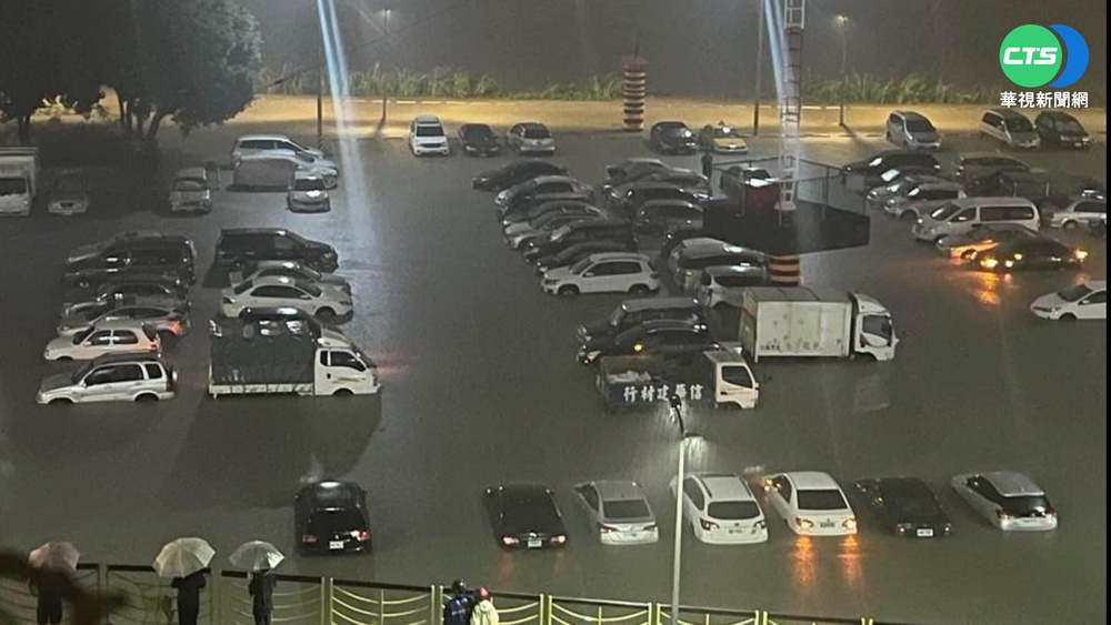 颱風致災豪雨! 百齡橋50輛車泡水車主崩潰