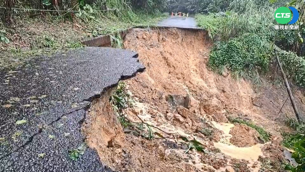 七堵華新一路地基淘空塌20公尺深 住戶路難行