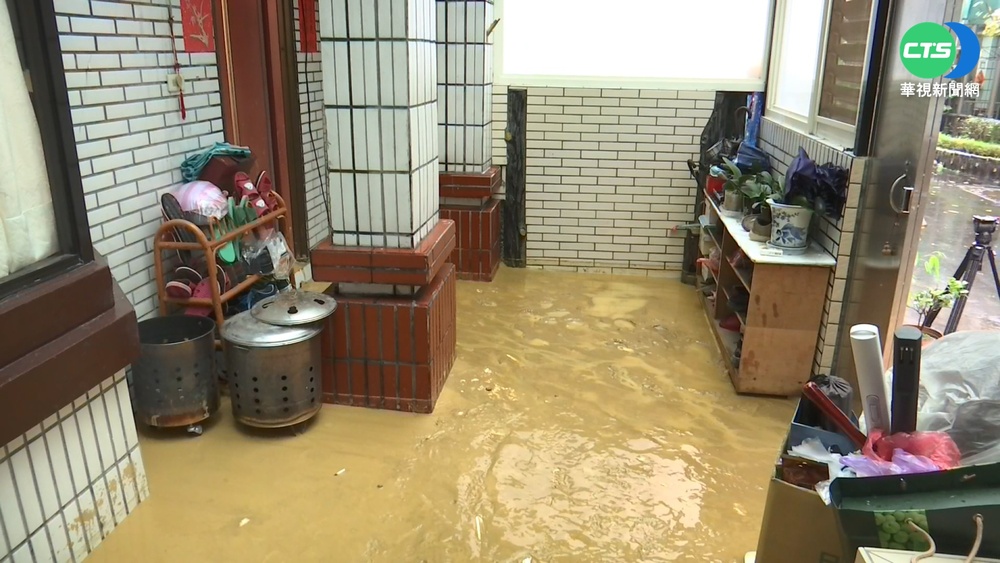 汐止伯爵山莊成重災區 直擊泥沙灌進屋