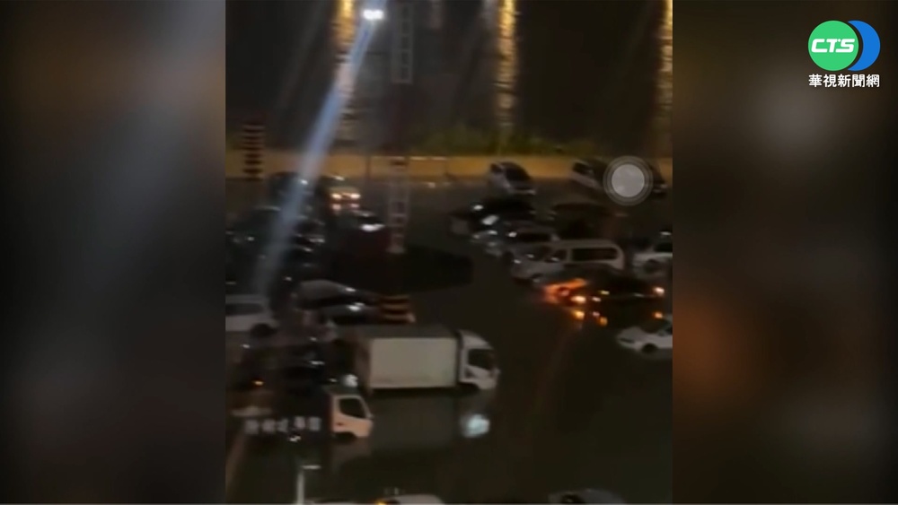 百齡橋逾50車泡水 廣播移車也來不及?!