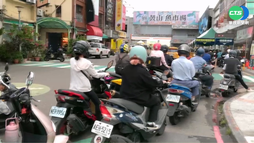 鼓山輪渡站"躉船"剩1座 等船民眾大排長龍