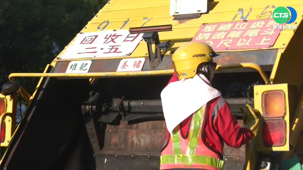 清潔員掛垃圾車慘摔 議員籲:延時"定點清運"