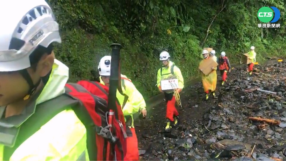 302人受困明池山莊 消防徒步送癌藥.物資